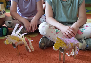 Dziewczynki prezentują swoją pracę na konkurs EKO ZABAWKA.