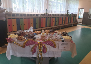 Stół zastawiony słodkościami