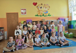 Grupa dzieci pozuje do wspólnego zdjęcia