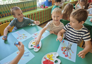 Dzieci wykonują prace farbami