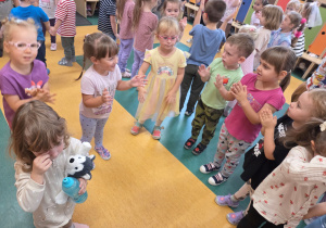 Dzieci tańczą podczas dnia przedszkolaka.