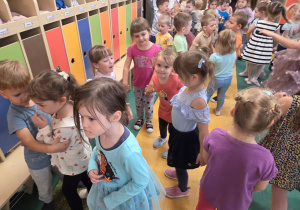 Dzieci tańczą podczas dnia przedszkolaka.