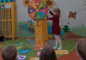 Dziewczynka kręci kołem.