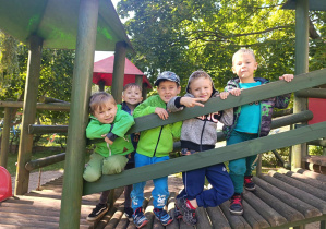 Pięciu chłopców pozuje do zdjęcia w ogrodzie przedszkolnym