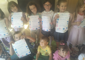 Dzieci trzymają dyplomy