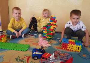 Chłopcy budują z klocków.