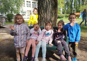 Dzieci bawią sią w ogrodzie.