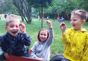 Dzieci bawią sią w ogrodzie.