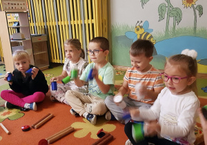 Dzieci grają na instrumentach perkusyjnych.