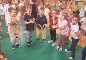 Dzieci podczas zabaw w Dniu Przedszkolaka.