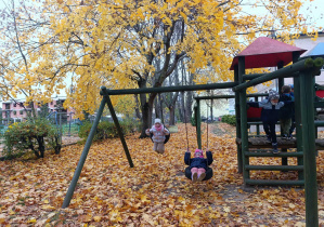 Dwie dziewczynki bujają się na huśtawkach