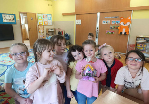 Uśmiechnięte dziewczynki pozują do zdjęcia