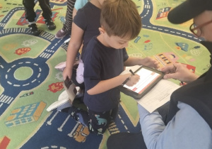 Dzieci piszą na elektronicznym tablecie