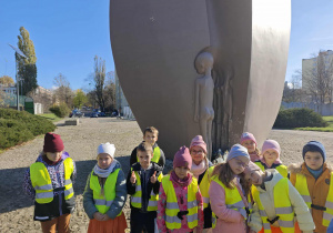 Dzieci przed pomnikiem symbolizującym pęknięte serce