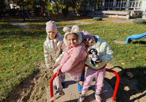 Trzy dziewczynki na karuzeli