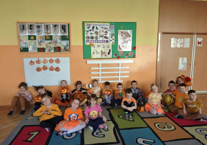 Grupa dzieci siedząca na dywanie