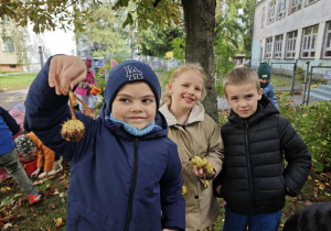 Troje dzieci pod drzewem kasztanowca