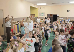 Dzieci poruszają się rytmicznie na dużej sali