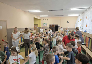 Dzieci tańczą w parach