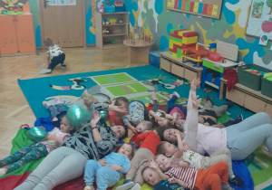 Dzieci leżą na chuście animacyjnej przy muzyce "Moja Fantazja"
