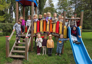 Dzieci pozują w ogrodzie przedszkolnym.