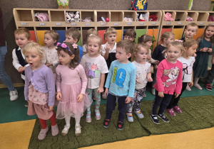 Dzieci śpiewają piosenkę podczas pasowania na przedszkolaka.