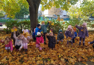 W naszym ogrodzie - dzieci z jesiennymi bukietami.