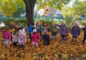 W naszym ogrodzie - dzieci z jesiennymi bukietami.