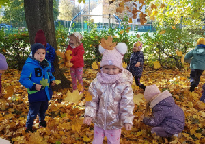 W naszym ogrodzie - dzieci z jesiennymi bukietami.