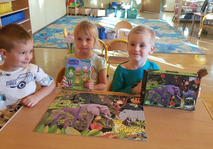 Dzieci układają puzzle.