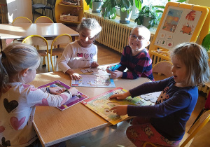 Dzieci układają puzzle.