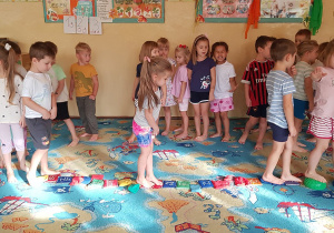 Dzieci podczas ćwiczeń gimnastycznych.