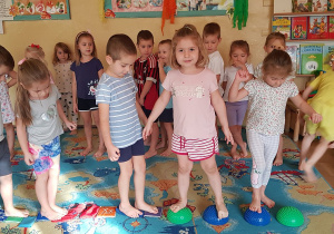 Dzieci podczas ćwiczeń gimnastycznych.