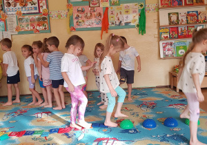 Dzieci podczas ćwiczeń gimnastycznych.