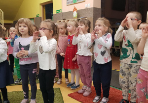 Występy dzieci podczas uroczystości.