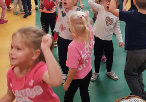 Dzieci bawię się przy muzyce po pasowaniu.