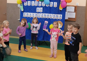 Występy dzieci podczas uroczystości.