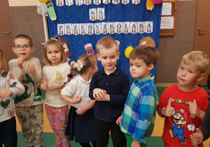 Dzieci bawię się przy muzyce po pasowaniu.