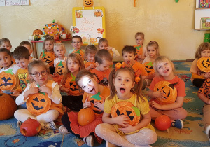 Dzień Dyni - dzieci prezentują różnorodne dynie.