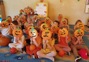 Dzień Dyni - dzieci prezentują maski.