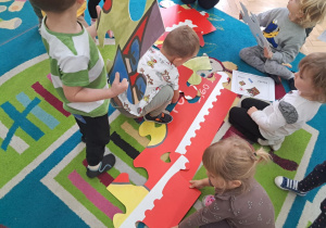 Dzieci układają puzzle