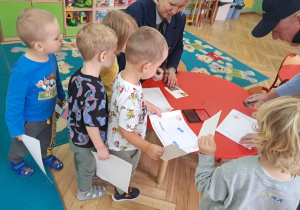Dzieci czekają w kolejce na pieczątkę