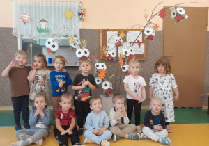 Wspólne zdjęcie przy wykonanej pracy plastycznej