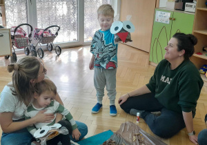 Dziecko pokazuje wykonaną pracę