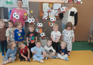 Wspólne zdjęcie z nauczycielkami przy wykonanej pracy