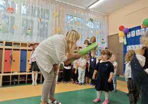 Pani z zieloną kredką w ręku i dziewczynka