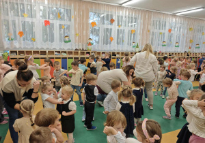 Dzieci w dużej grupie tańczą