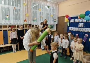 Nauczycielka pasuje dziewczynkę kredką