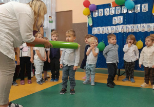 Nauczycielka pasuje chłopca kredką