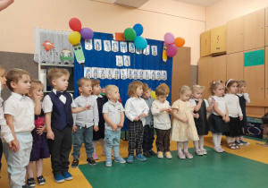 Wspólne zdjęcie na tle dekoracji